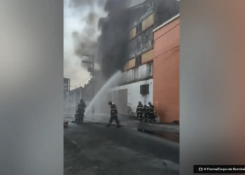 Incendio destroi galpao com milhares de produtos eletronicos em Santos © Frame Corpo de Bombeiros PMESP O Diário de Notícias do País!