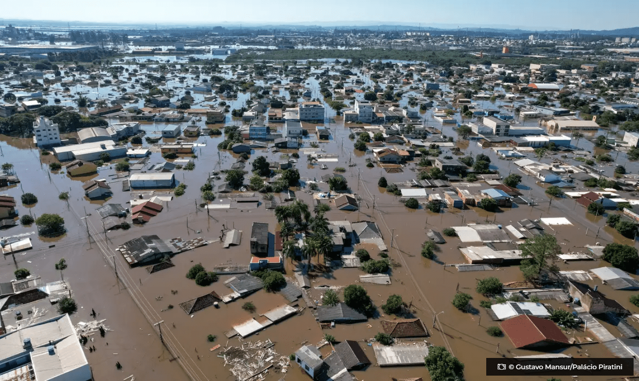 Em Canoas moradores ilhados pedem comida e agua a militares © Gustavo Mansur Palacio Piratini O Diário de Notícias do País!