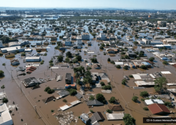 Em Canoas moradores ilhados pedem comida e agua a militares © Gustavo Mansur Palacio Piratini O Diário de Notícias do País!