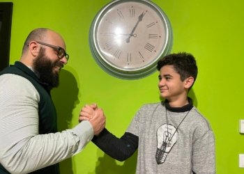 Dr. Fabiano de Abreu com o seu enteado autista Brandon de Oliveira © CPAH