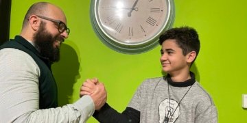 Dr. Fabiano de Abreu com o seu enteado autista Brandon de Oliveira © CPAH