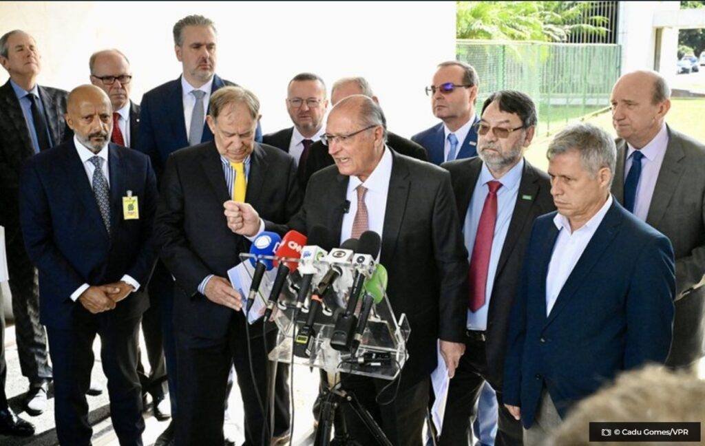 O vice presidente Geraldo Alckmin ao lado de representantes da industria gaucha em Brasilia parceria para a reconstrucao do estado. © Cadu Gomes VPR O Diário de Notícias do País!