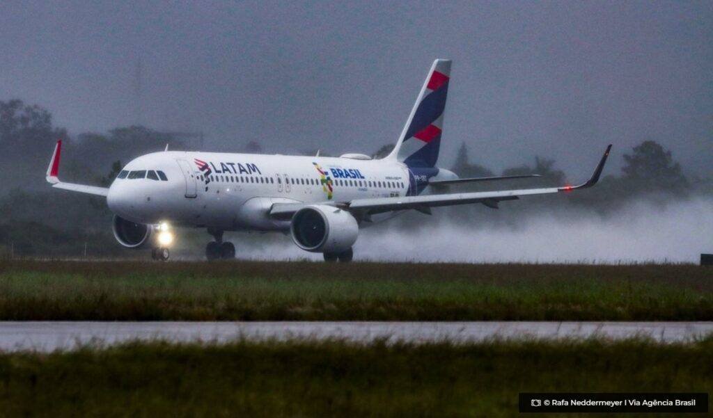 Alagamento em pista do aeroporto de Canoas nao atrapalha voos Aviao da Latam © Rafa Neddermeyer I Via Agencia Brasil 2 O Diário de Notícias do País!