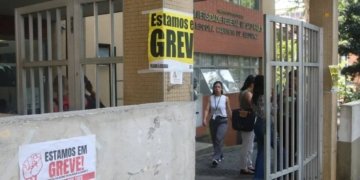 Docentes universitarios em greve avaliam proposta do governo © Rovena Rosa I Via Agencia Brasil O Diário de Notícias do País!
