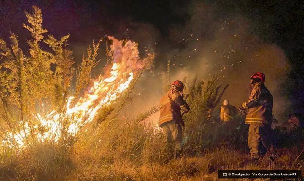 Fogo atinge 200 hectares do Parque Nacional do Itatiaia © Divulgacao I Via Corpo de Bombeiros RJ O Diário de Notícias do País!