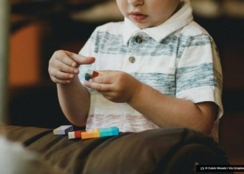 Menino segurando brinquedo bloco © Caleb Woods I Via Unsplash 2 O Diário de Notícias do País!