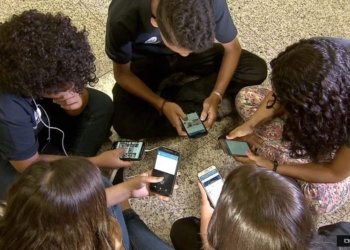 Pesquisa 86 dos brasileiros apoiam restricao de celular nas escolas © Via EBC O Diário de Notícias do País!