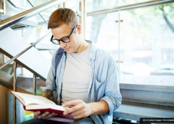 Homem Lendo © Getty Images I Via Unsplash O Diário de Notícias do País!