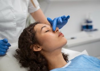 Rinoplastia © Freepik