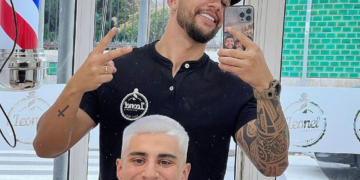 Estilo exige uso de matizadores pós-coloração para manter os fios platinados © Reprodução I Via  Instagram