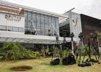 Ataques a jornalistas expõem liberdade de imprensa em risco na cobertura de Bolsonaro.