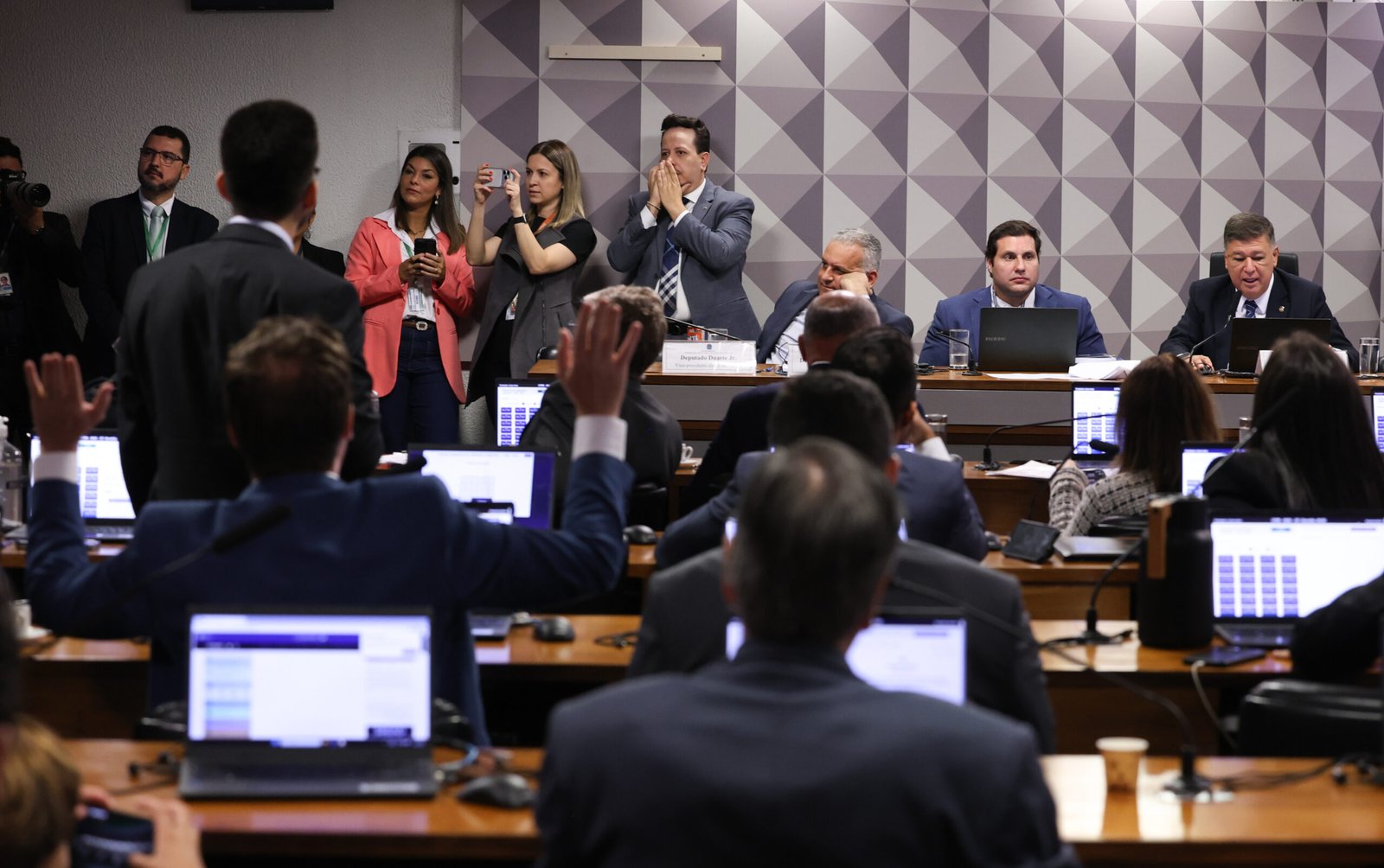 CPMI do INSS convoca cunhado e ex-namorada de Vorcaro em investigação de fraudes