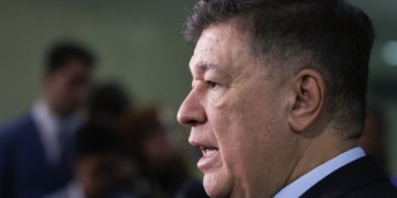 Decisão do STF força Carlos Viana a votar relatório final da CPMI do INSS com urgência