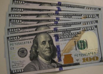 Dólar recua para R$ 5,24 em dia de volatilidade; Ibovespa tem pior semana desde 2022