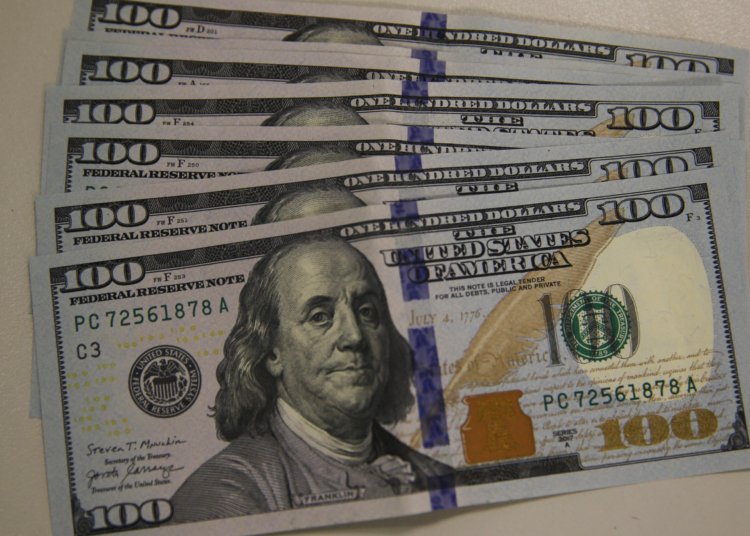 Dólar recua para R$ 5,24 em dia de volatilidade; Ibovespa tem pior semana desde 2022