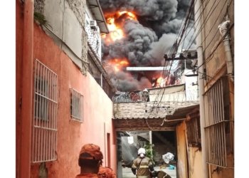 Incêndio de grandes proporções em galpão de Ramos mobiliza bombeiros no Rio