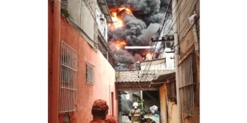 Incêndio de grandes proporções em galpão de Ramos mobiliza bombeiros no Rio