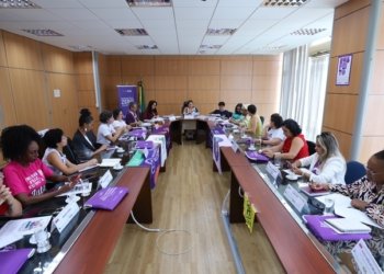 Marcha 8M: Mulheres exigem fim da escala 6x1 e denunciam violência global