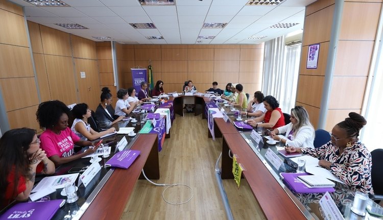 Marcha 8M: Mulheres exigem fim da escala 6x1 e denunciam violência global