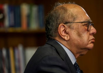 Mendes critica vazamentos e ilegalidade de transferência de banqueiro, mas mantém prisão