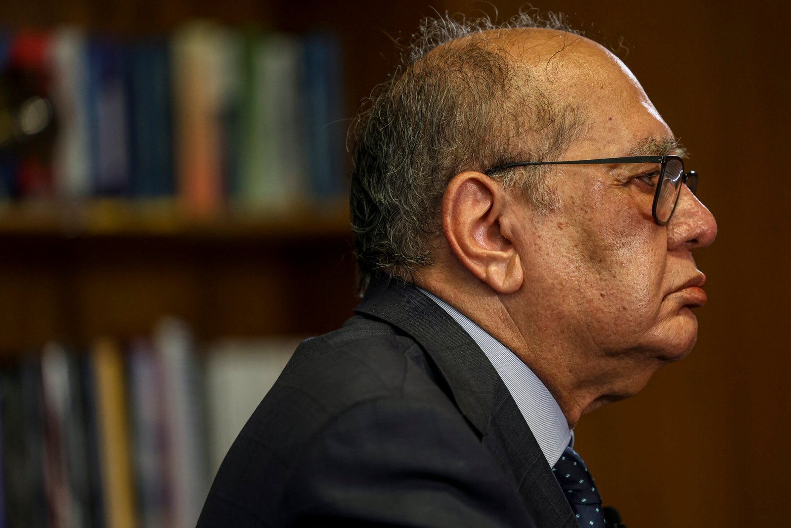 Mendes critica vazamentos e ilegalidade de transferência de banqueiro, mas mantém prisão