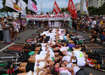 Milhares de mulheres tomam Copacabana por fim da violência e mais direitos