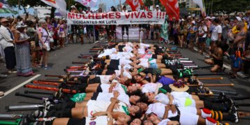 Milhares de mulheres tomam Copacabana por fim da violência e mais direitos