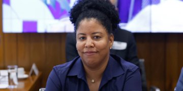 Projeto de Lei propõe piso salarial de R$ 2.500 para o comércio e bônus por qualificação