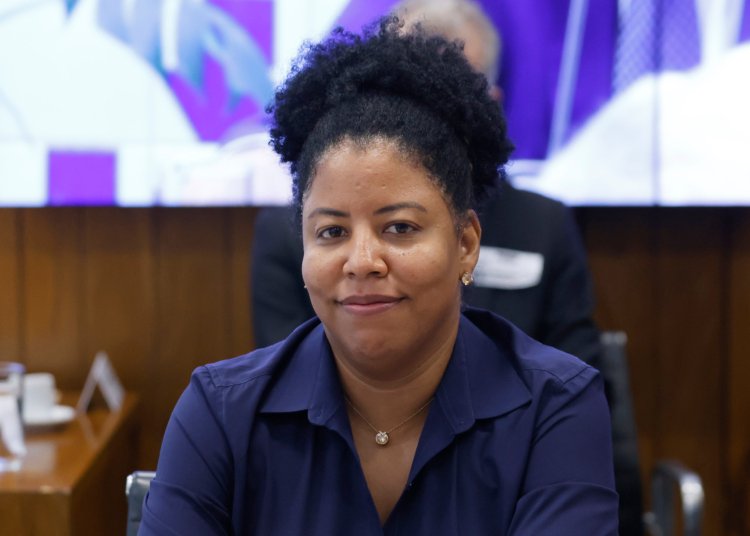 Projeto de Lei propõe piso salarial de R$ 2.500 para o comércio e bônus por qualificação