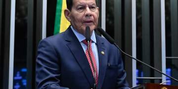 Senador Mourão exige que Brasil se prepare com urgência para cenário de conflitos globais.