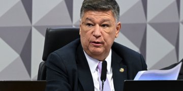 Senador Viana critica Dino por suspensão de sigilos e alerta para equilíbrio de Poderes