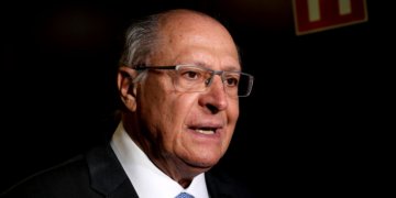 Vice-presidente Alckmin anuncia redução de R$ 0,64 no diesel e plano para indústria nacional.