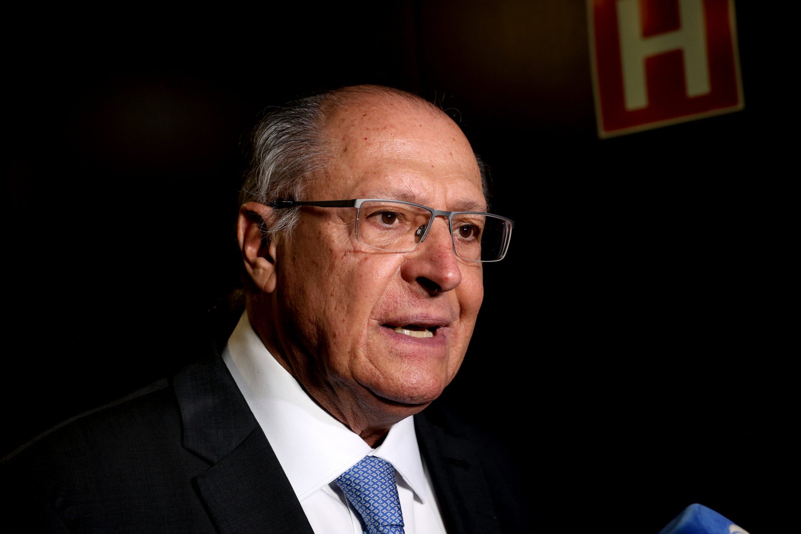 Vice-presidente Alckmin anuncia redução de R$ 0,64 no diesel e plano para indústria nacional.