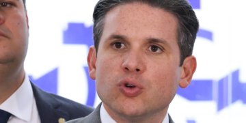 Câmara discutirá redução para 36 horas semanais através de PEC, anuncia Hugo Motta