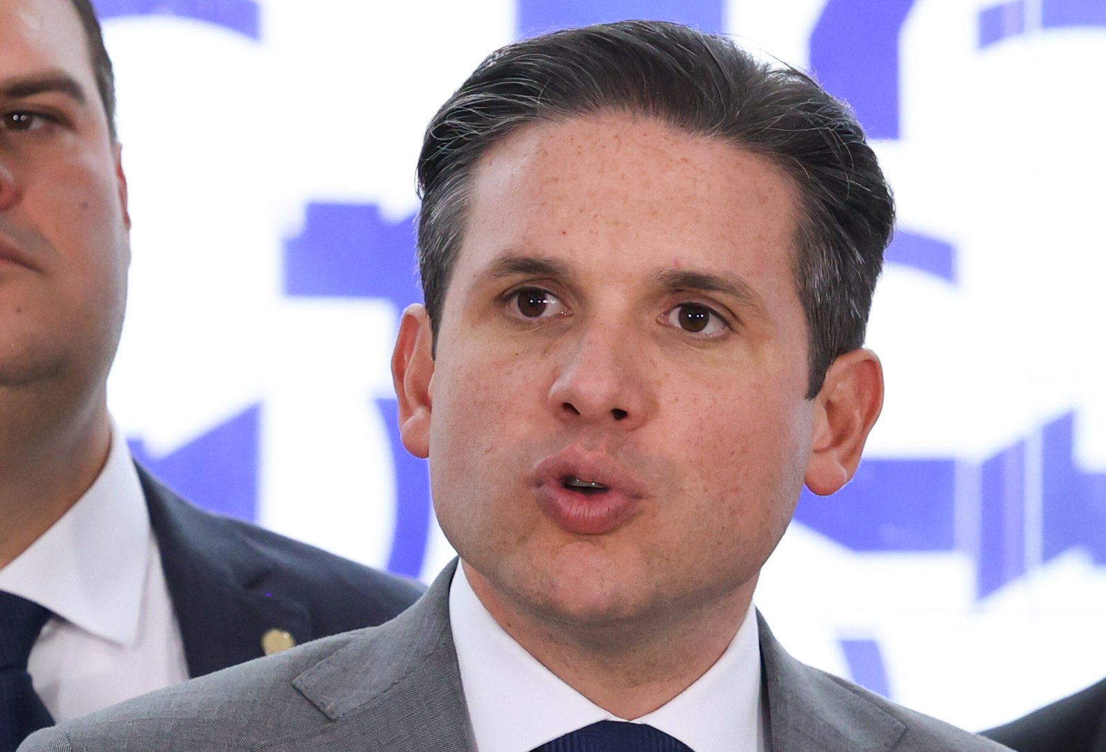 Câmara discutirá redução para 36 horas semanais através de PEC, anuncia Hugo Motta