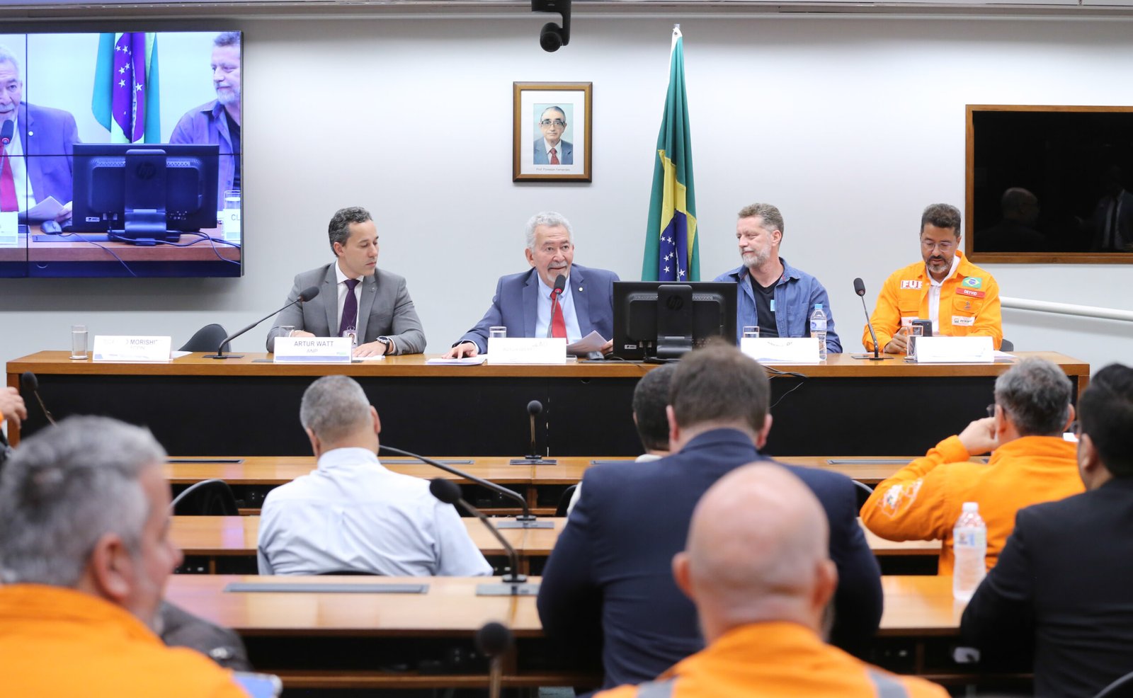 Especialistas revelam: Petrobras mantém preço estável há 637 dias, mas distribuidoras elevam