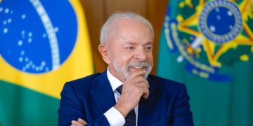 Lula envia projeto de lei ao Congresso para reduzir jornada semanal sem corte de salário