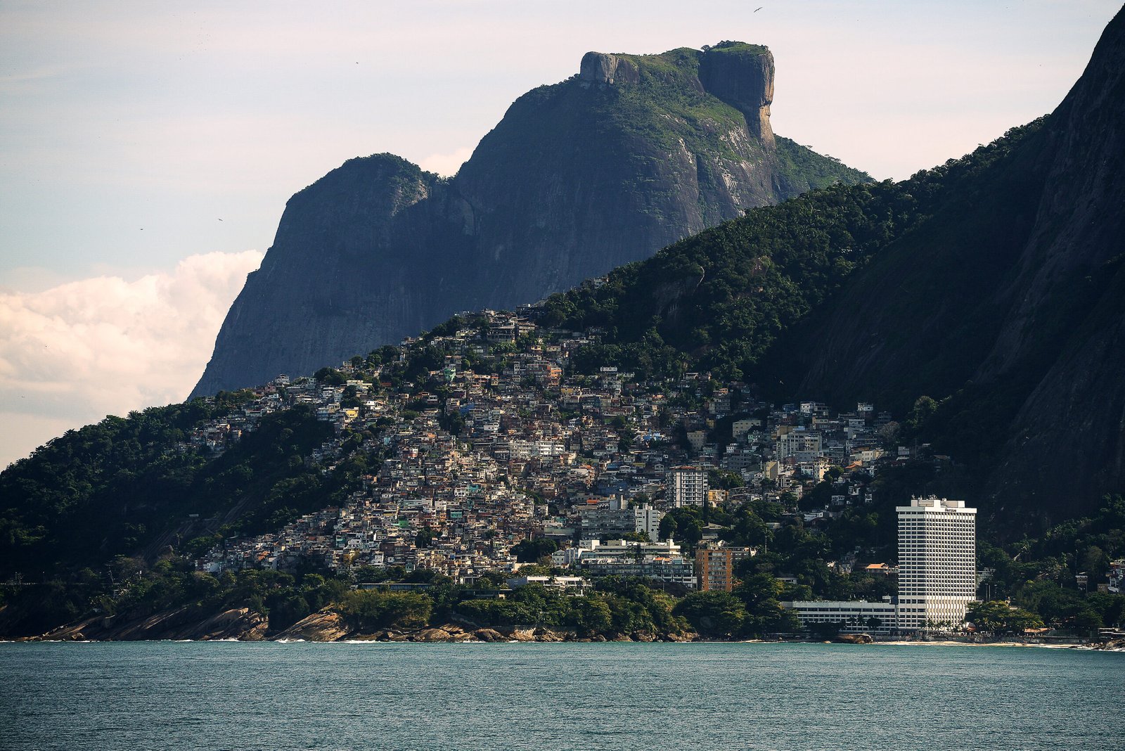 Operação no vidigal: Polícia civil do rio mira facção criminosa da bahia