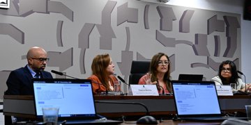 Câncer do colo do útero: debate enfatiza importância da vacinação contra o HPV