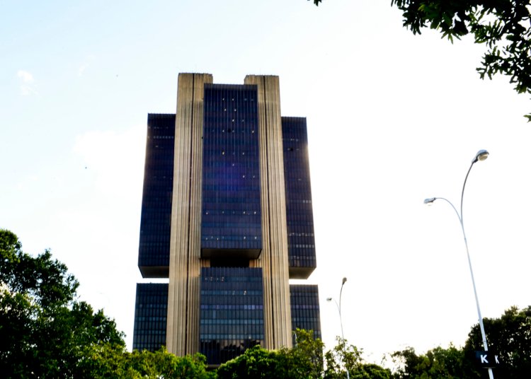 Copom mantém cautela com juros diante de tensões globais e inflação persistente