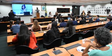 Deputada prevê votação de projeto que criminaliza a misoginia ainda neste semestre