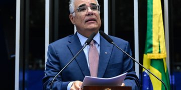 Girão questiona prisão preventiva de ex-assessor de Bolsonaro
