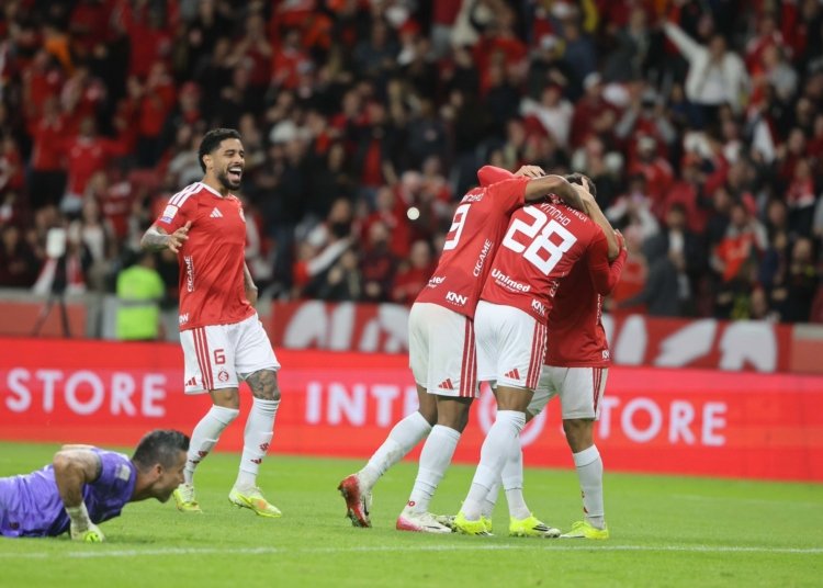 Internacional vence Fluminense por 2 a 0 e ganha fôlego na tabela do Brasileirão