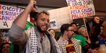 Justiça de Israel prorroga prisão de ativista brasileiro por mais seis dias