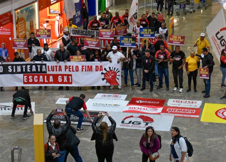 Manifestantes ocupam Aeroporto de Guarulhos pelo fim da escala 6x1