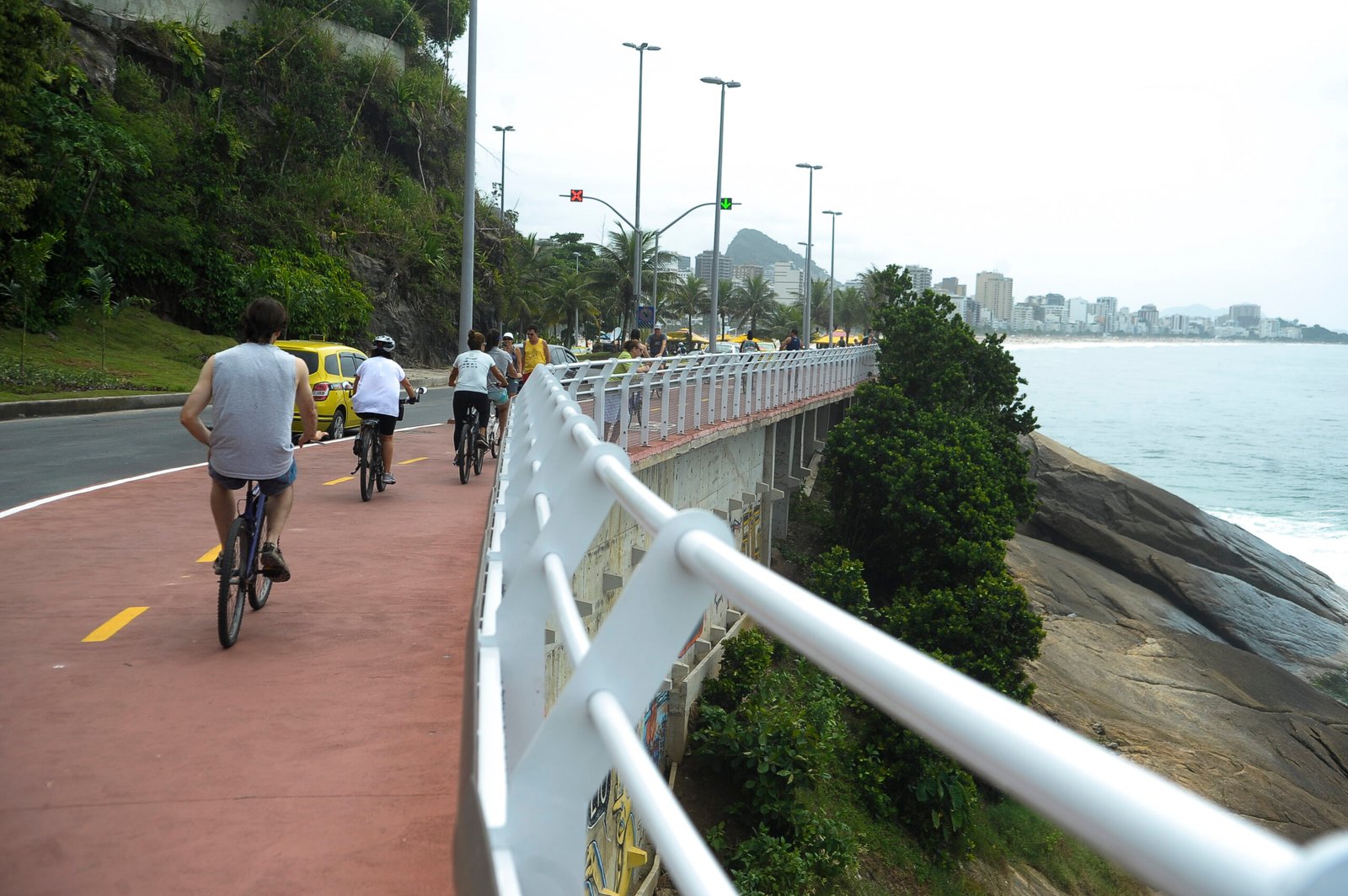 Prefeitura do Rio interdita Ciclovia Tim Maia devido à ressaca e ondas altas