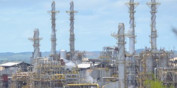 Refinarias da Petrobras operam acima da capacidade máxima em busca de autonomia