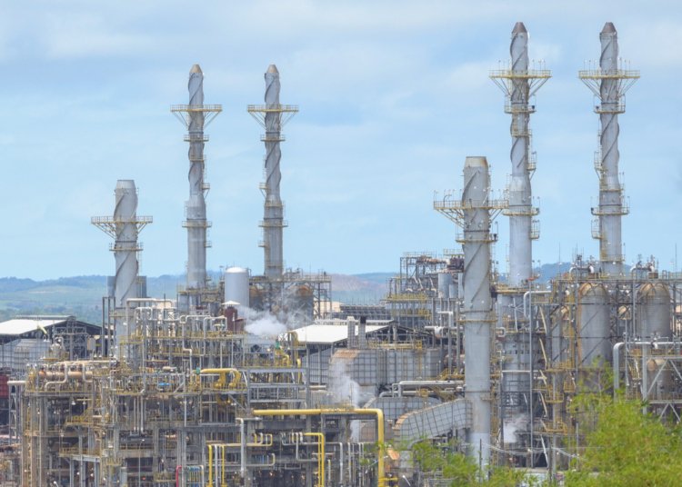 Refinarias da Petrobras operam acima da capacidade máxima em busca de autonomia