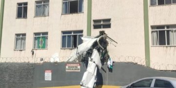 Acidente com avião bimotor deixa mortos em prédio de Belo Horizonte