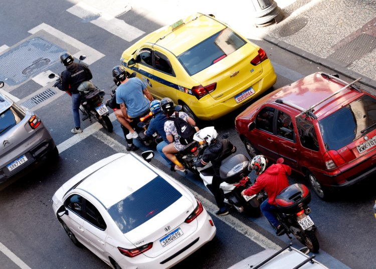 Alta de mortes em motocicletas revela impacto da economia de aplicativos no trânsito